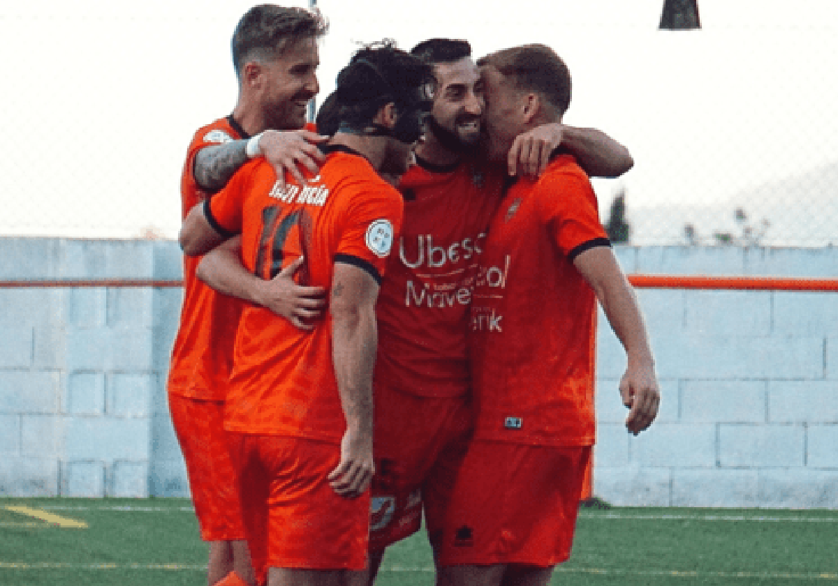 ugadores del Atzeneta celebran un gol.