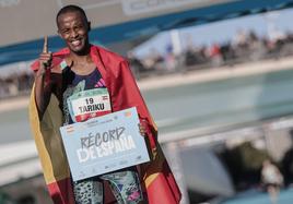 Tariku Novales, tras batir el récord de España en Valencia.