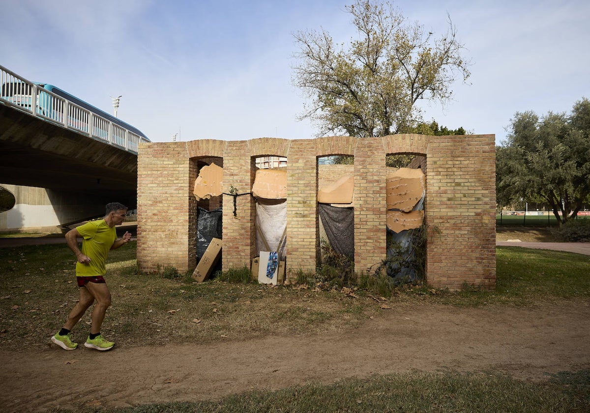 Imagen principal - La escultura de Kirkeby se ha convertido en el hogar de estos dos jóvenes. 