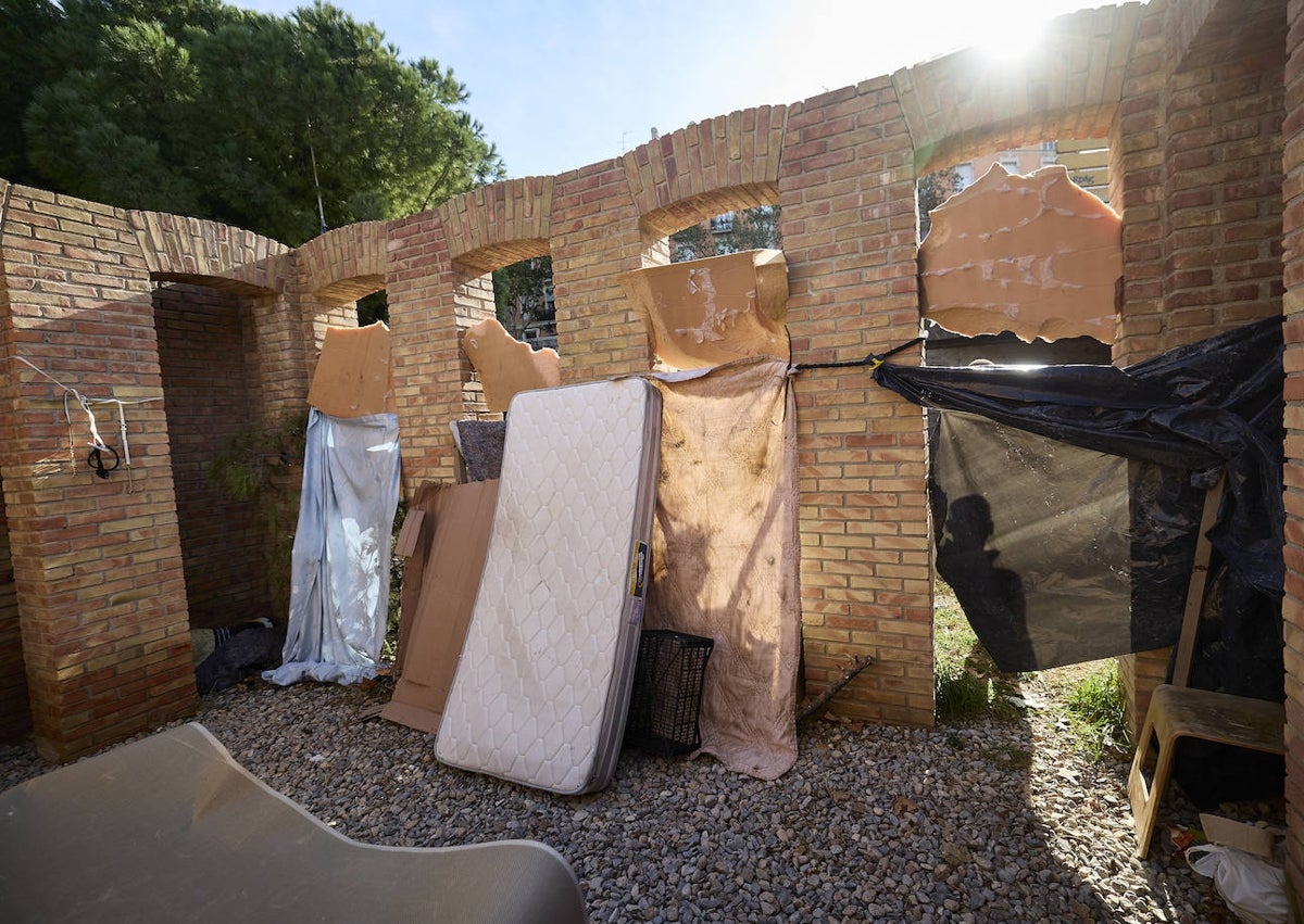 Imagen secundaria 1 - La escultura de Kirkeby se ha convertido en el hogar de estos dos jóvenes. 