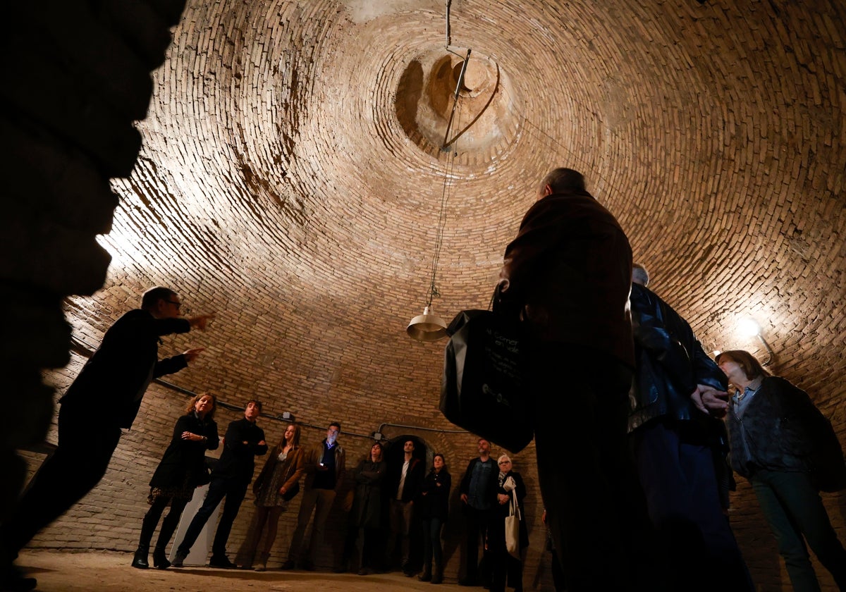 Un grupo de visitantes, en el interior de uno de los 41 silos.