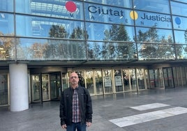 David Usero, acusado de cometer un delito de odio contra el colectivo LGTBI, frente a la Ciudad de la Justicia de Valencia.