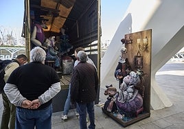 Recepción de piezas de la Exposició del Ninot, a su llegada al museo Príncipe Felipe, en una pasada edición.