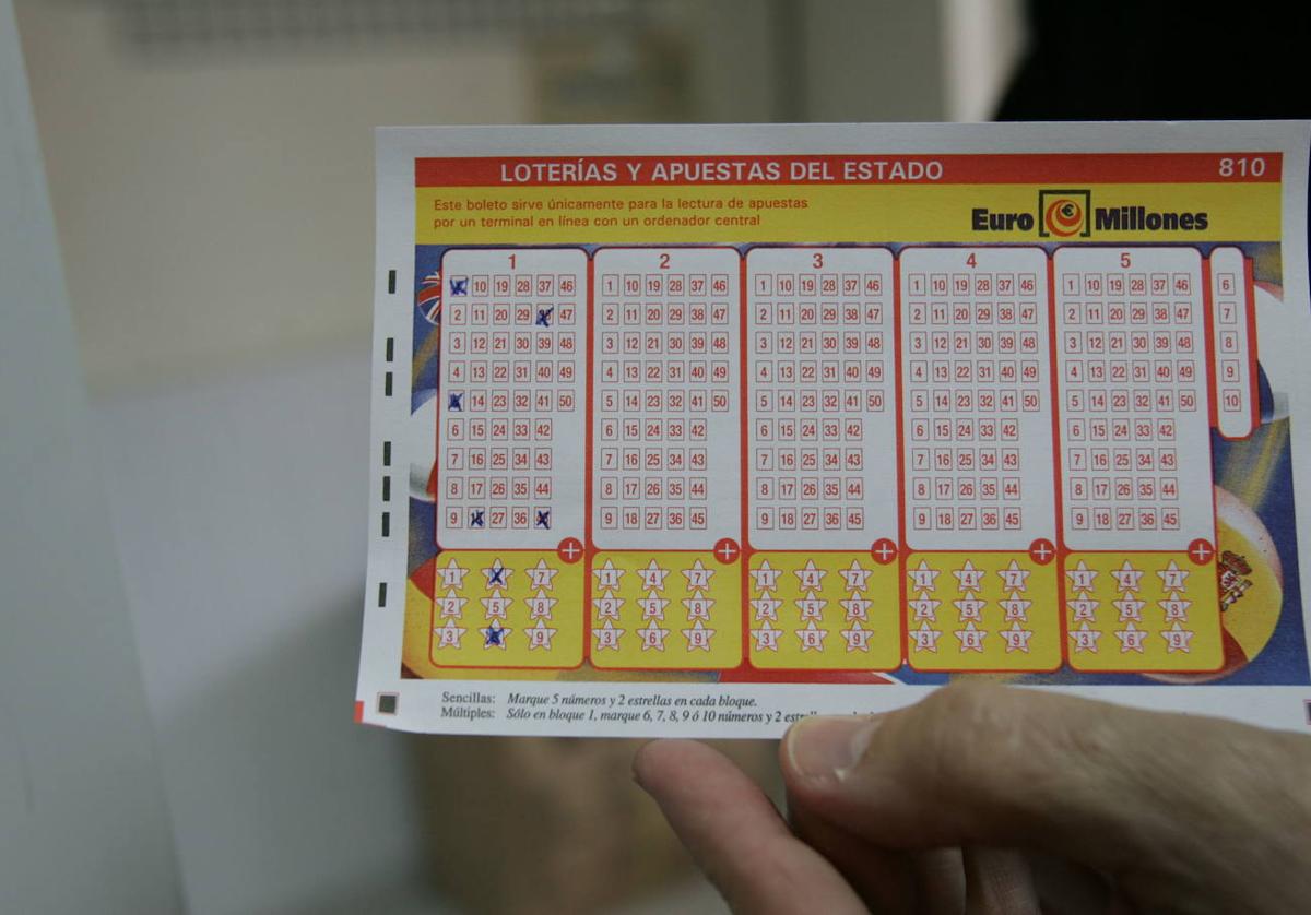 Simulación del boleto premiado en el sorteo extraordinario del Euromillones.