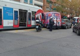 Un tranvía arrolla a una furgoneta en Valencia