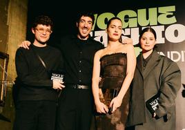 Sonia Carrasco, a la derecha, junto a Pepa Salazar y los diseñadores detrás de la firma Habey Club, David Salvador y Javier Zunzunegui.