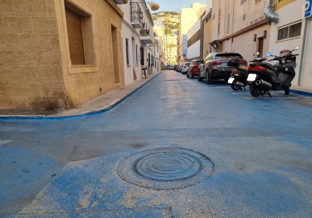 La tapa de alcantarilla de una calle de Xàbia.