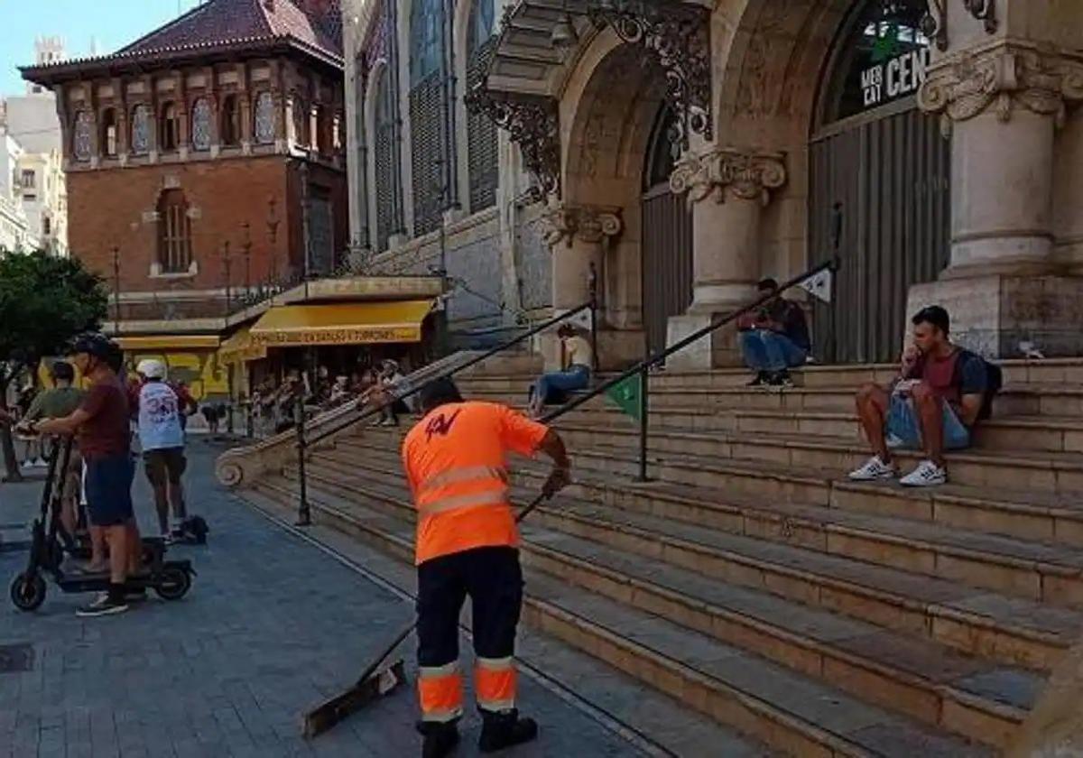 València pone en marcha un «ambicioso» plan de recogida de residuos y limpieza urbana