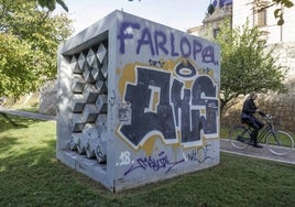 El 'Cubo', del escultor Gerardo Rueda, en el cauce del río Turia de Valencia, llena de pintadas.