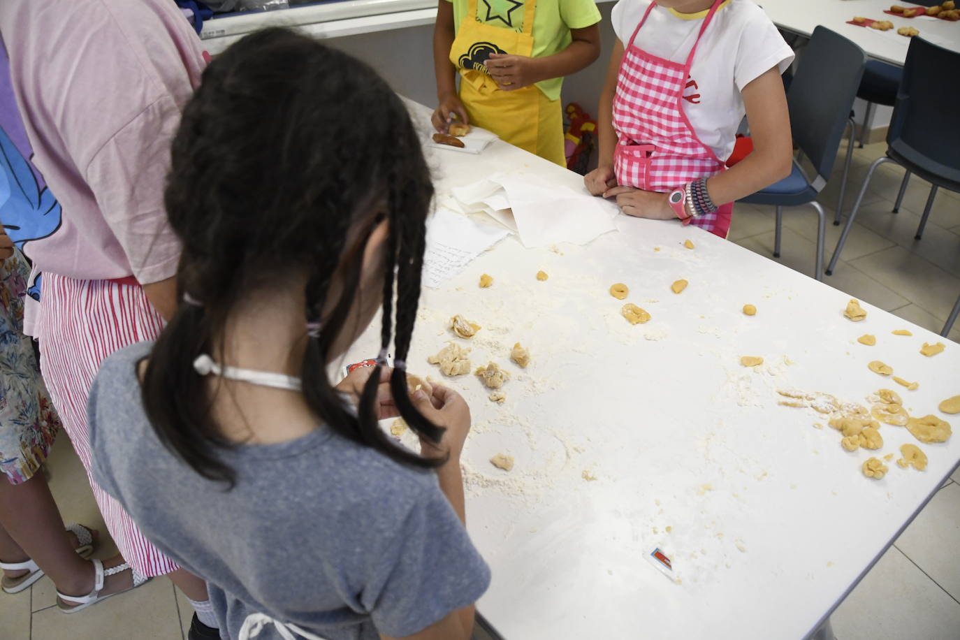 Varios niños realizan un curso de cocina en una imagen de archivo.