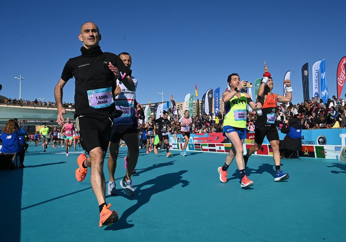 Imagen principal - Maratón de Valencia: caída, resurrección y gloria