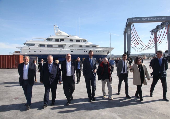 Las autoridades y representantes de la empresa, recorriendo las instalaciones.