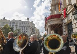 La banda de música municipal toca el himno regional en la plaza del Ayuntamiento de Valencia