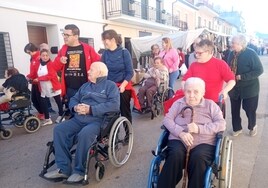 Usuarios de Aspromivise pasean a los mayores por el mercadillo de Genovés.
