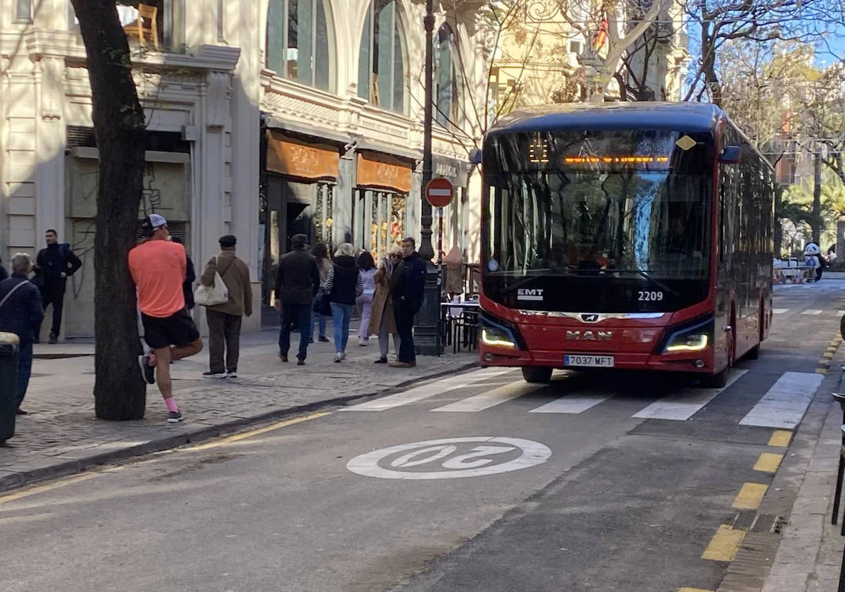 Servicio EMT y autobuses en Valencia estas Navidades | La EMT no circulará  por la plaza del Ayuntamiento en Navidades a partir de las cinco de la  tarde | Las Provincias