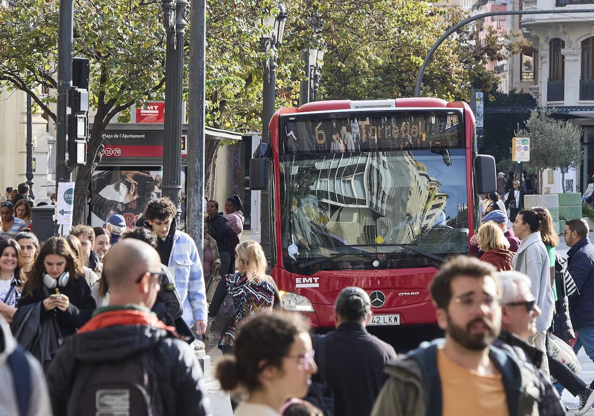 Autobuses de la EMT entre la calle San Vicente y la plaza del Ayuntamiento.