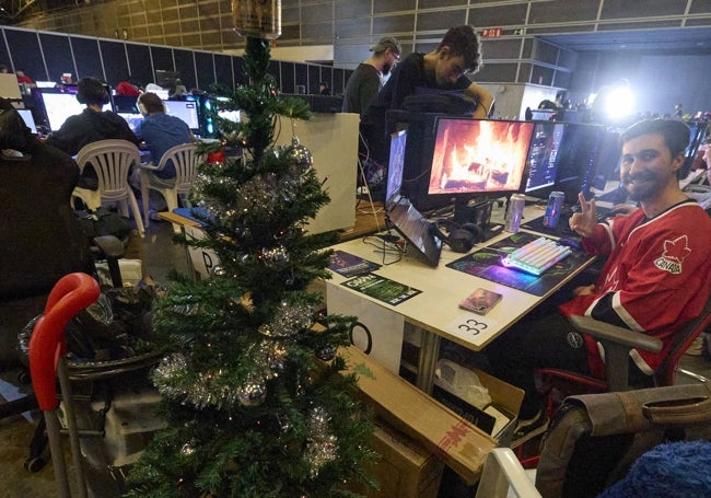 Hasta árboles de navidad se han instalado en el espacio para jugar en la DreamHack Valencia.