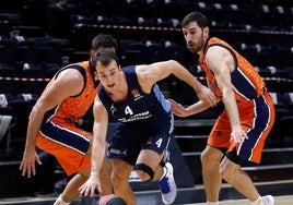 Kevin Pangos, con el balón, durante un partido en la Fonteta.