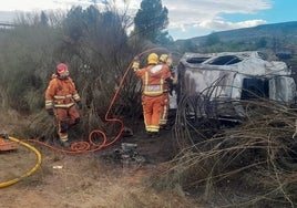 Los bomberos han sofocado el fuego del vehículo incendiado.