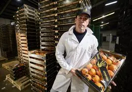 Juan Carlos Martínez, CEO de The Natural Hand, con el producto en la sede de Albal.