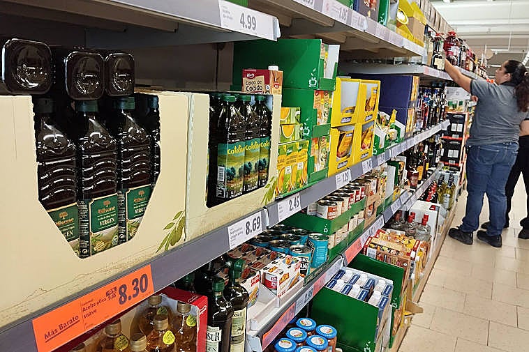 Botellas de aceite de oliva en un supermercado.
