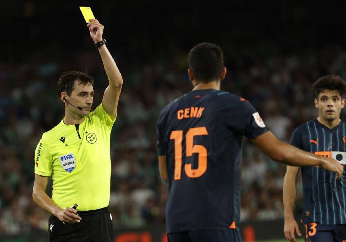 Cenk ve una amarilla ante el Betis.