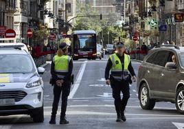 La Policía Local desvía el trafico en la calle de la Paz hacia Poeta Querol, este viernes.