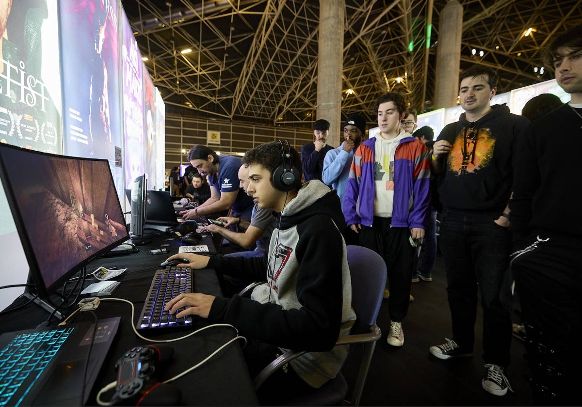 Un jugador prueba uno de los videojuegos 'amateurs' en Dreamhack Valencia.