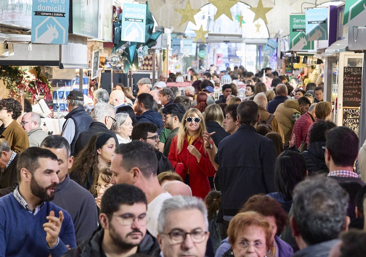 Imagen principal - Plaza del Mercado, interior del Mercado Central y clientes como Leonel y Jenny Hernández.