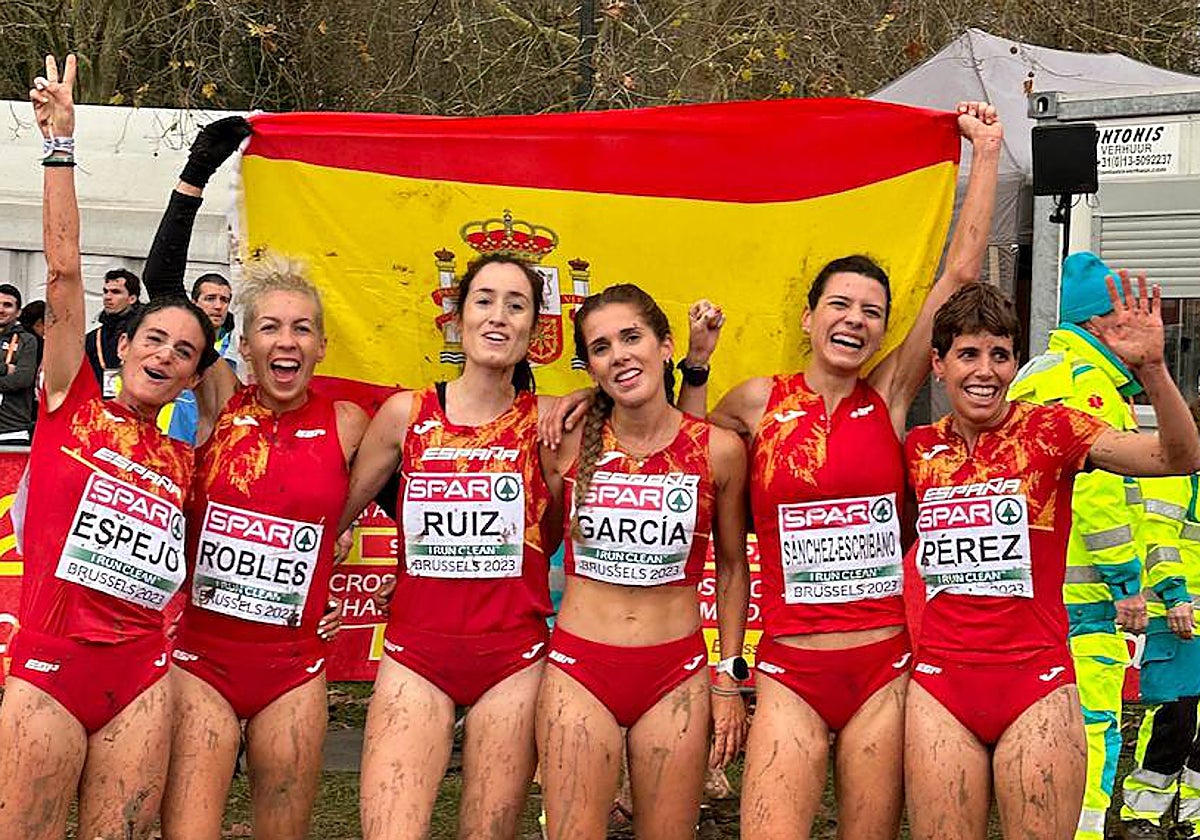 El equipo español femenino celebra la medalla de plata.