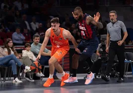 Guillem Ferrando, con el balón, durante un partido contra el Baskonia.