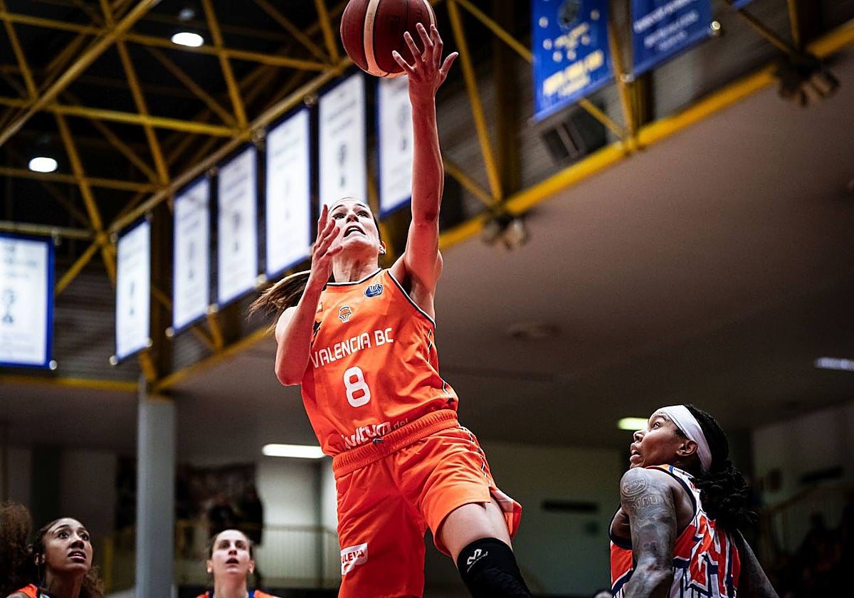 Rebecca Allen, haciendo una bandeja durante un encuentro.