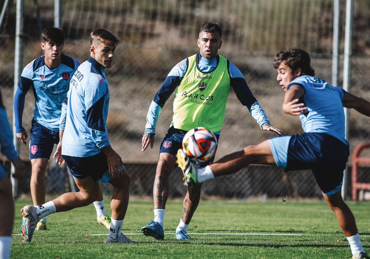 Carlos Álvarez, Róber Ibáñez y Dani Gómez, durante un entrenamiento en Buñol.