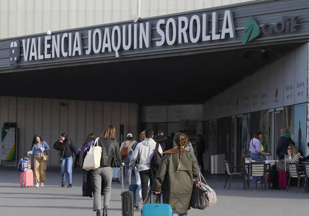 Turistas acuden con sus maletas a la estación Joaquín Sorolla.