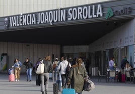 Turistas acuden con sus maletas a la estación Joaquín Sorolla.