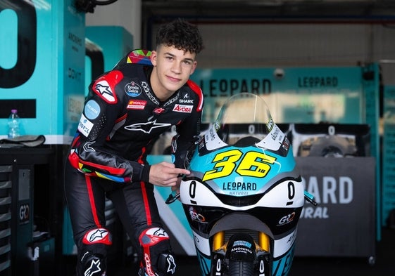 Ángel Piqueras, con la moto en la que debutará en el Mundial, durante el test de Moto3 celebrado recientemente en Cheste.