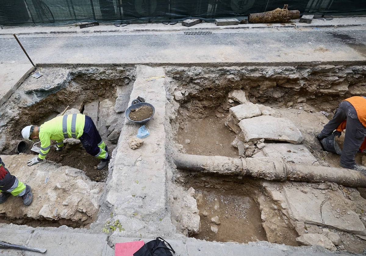 Recientes obras de cambio de canalizaciones de agua y catas arqueológicas, en la calle San Vicente.