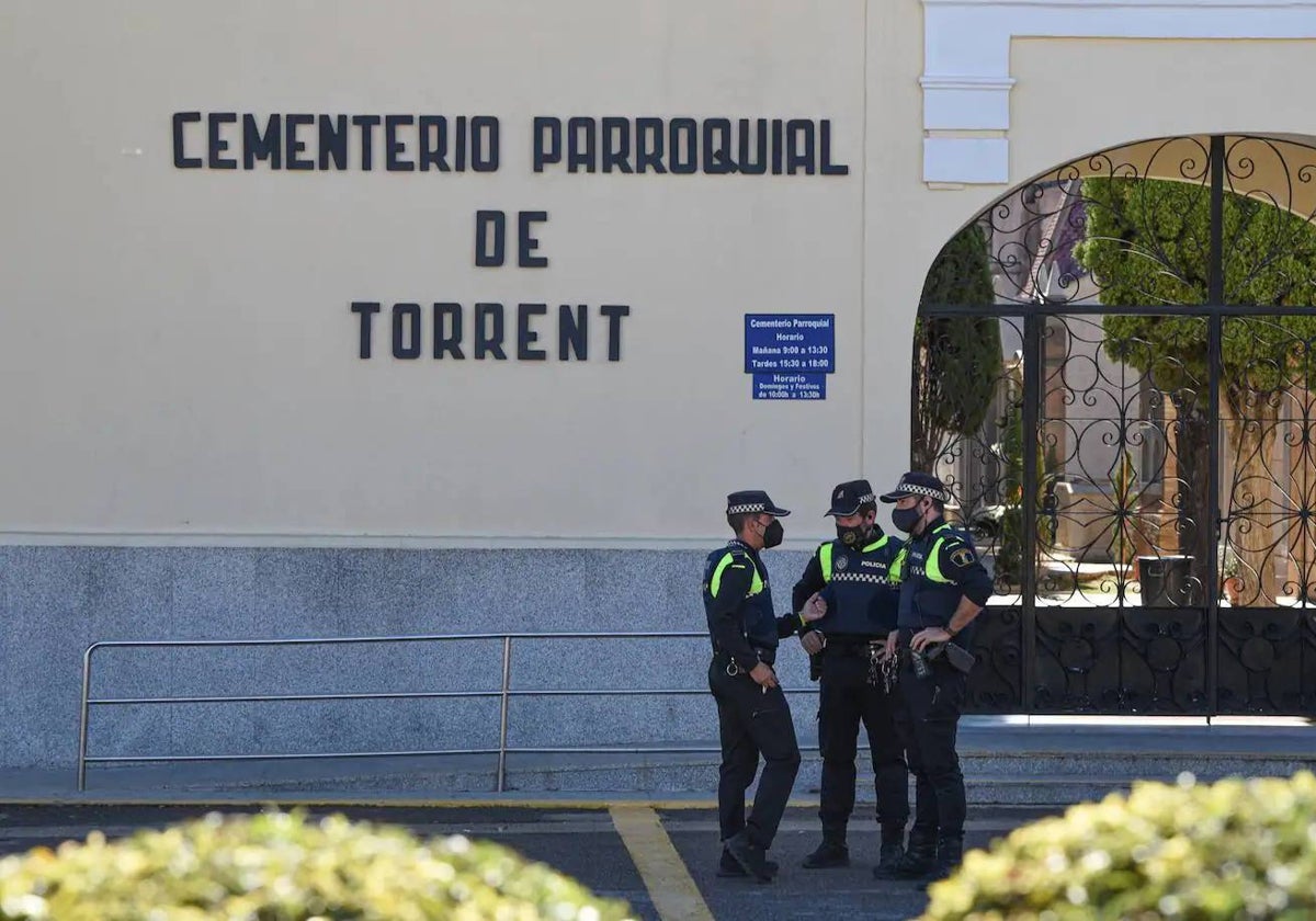 La Policía frente al cementerio de Torrent.