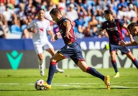 El capitán del Levante, Sergio Postigo, conduce el balón.