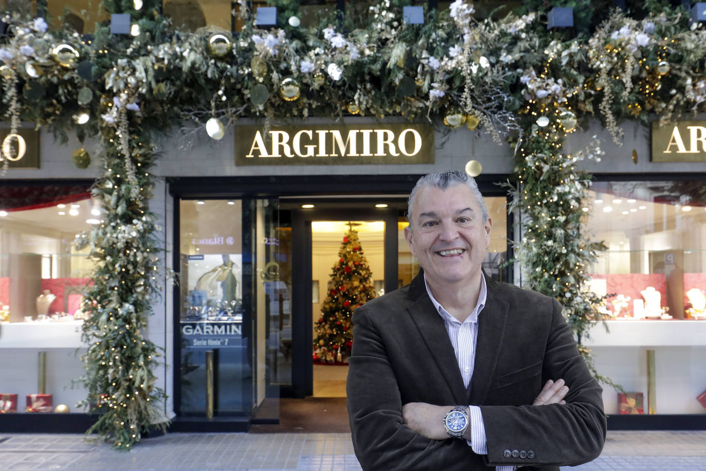 Imagen secundaria 1 - Arriba, Nuria Segura, de El Atelier de la Flor. A la izquierda, Argimiro Aguilar, junto a su joyería en Colón. A la derecha, José Puerta, a la entrada de su local de moda Tousette.