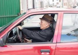 Un hombre mayor de 65 años, al volante de su coche.