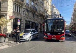 Un autobús de la C1, en el entorno de la calle San Vicente, este puente.