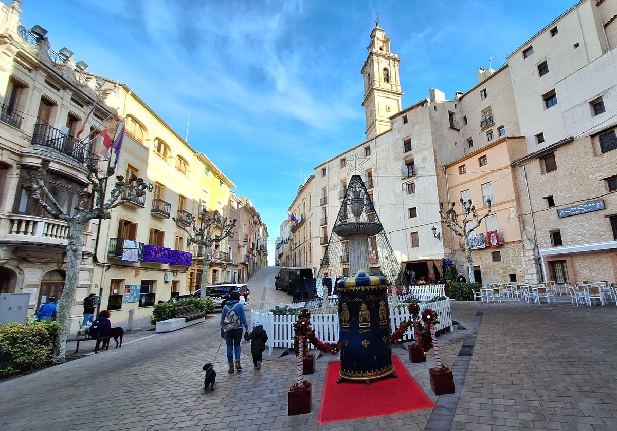 Plaza del Ayuntamiento con el árbol y los adornos navideños.