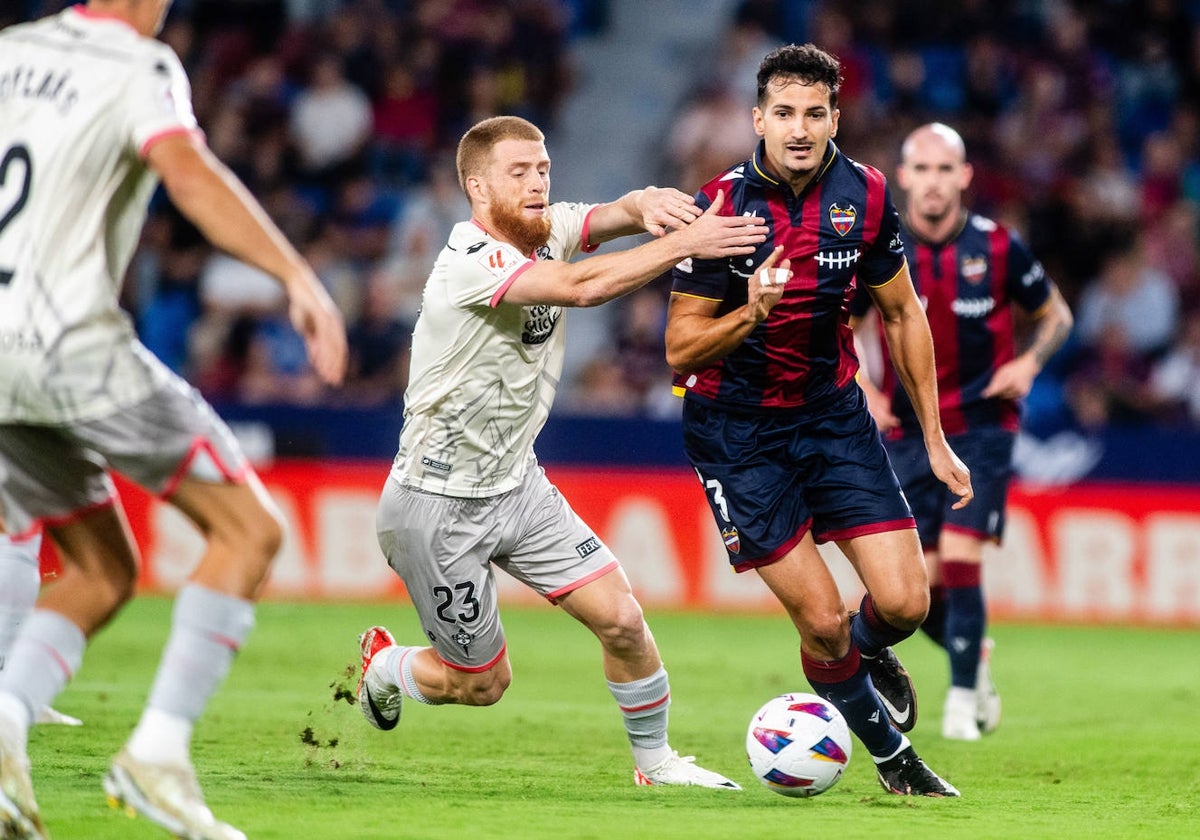 Carlos Vicente (izquierda), en el partido del Racing de Ferrol contra el Levante en el Ciutat de València.