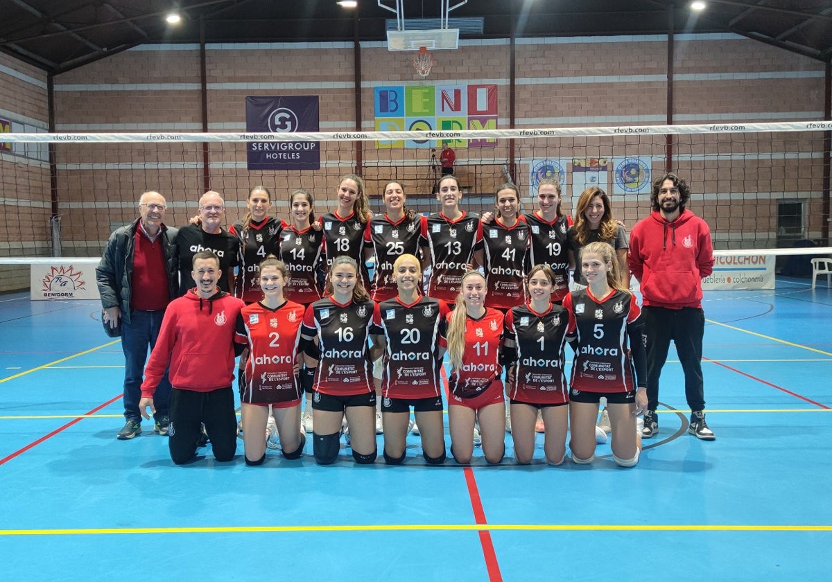 Equipo femenino del Xàtiva Voleibol en su desplazamiento a Benidorm.