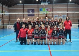 Equipo femenino del Xàtiva Voleibol en su desplazamiento a Benidorm.