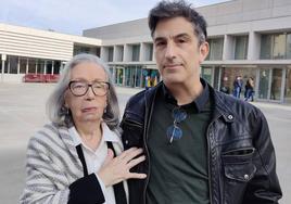 La madre de Itziar Castro, Lucía Rivadulla, y el director Frankie de Leonardis posan a su llegada al velatorio de la actriz.