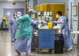 Tres sanitarios en un hospital de la Comunitat.