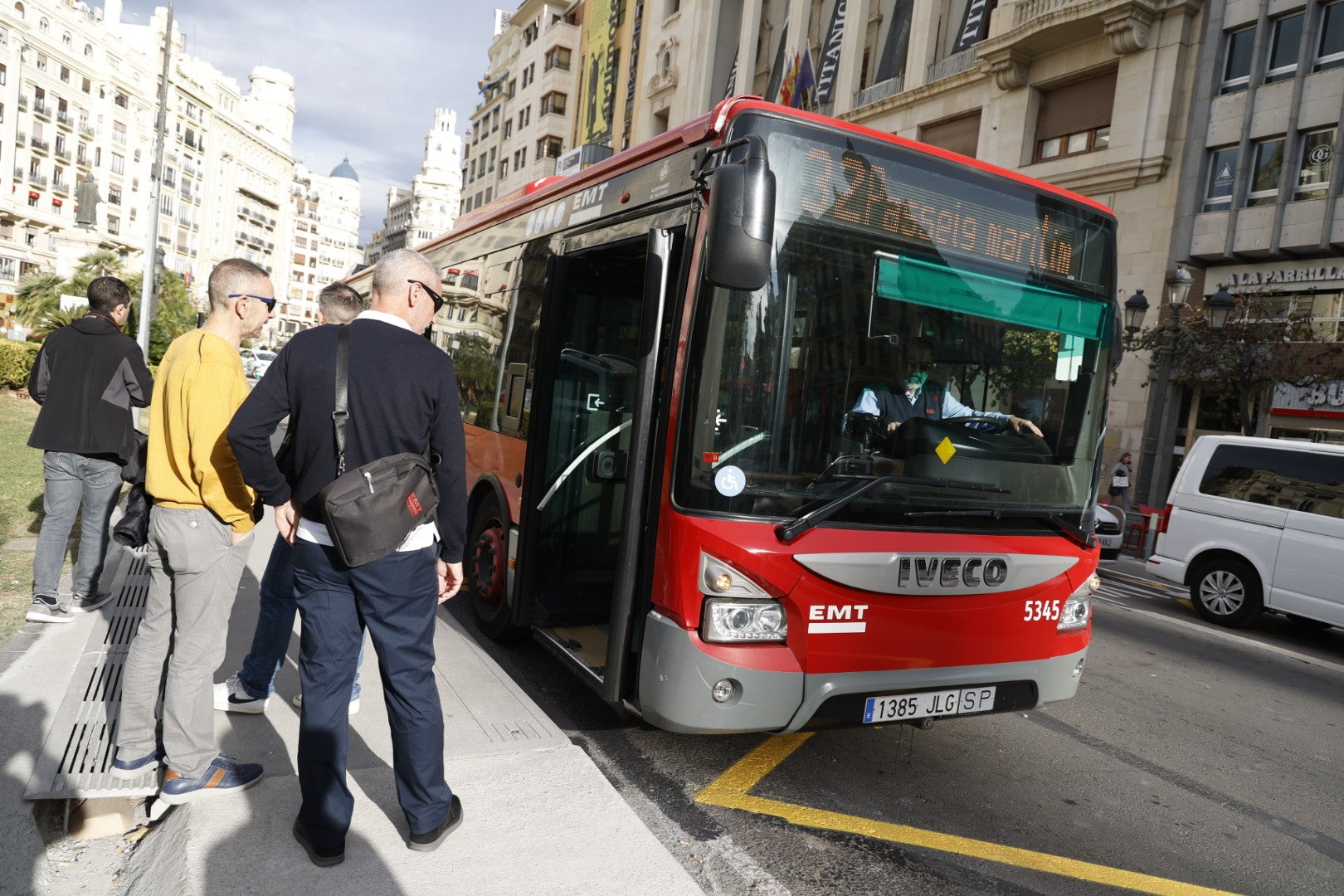 Las nuevas líneas de autobús llegan a la plaza del Ayuntamiento de Valencia