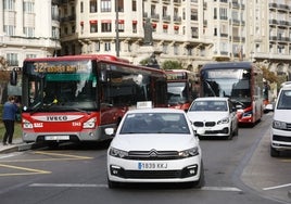 Varios autobuses junto a los taxis en la plaza del Ayuntamiento.